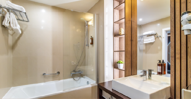 Bathroom in the Junior Suite at Holiday Inn Žilina.