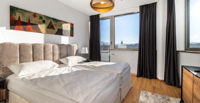 Junior Suite bedroom with a view over Žilina.