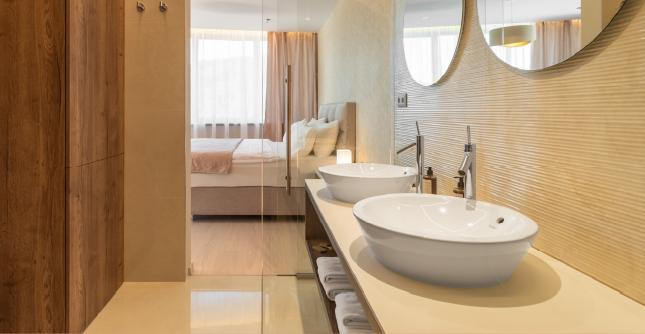 Bathroom with double vanity in the Superior Studio at Holiday Inn Žilina.
