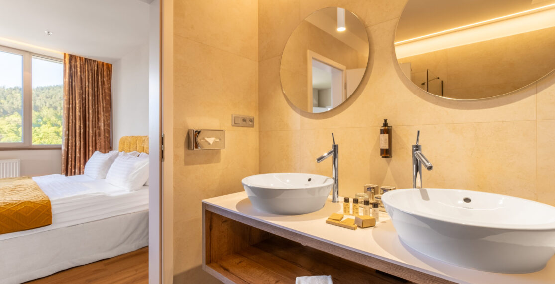 Apartment bathroom at Holiday Inn Žilina.