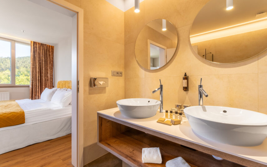 Apartment bathroom at Holiday Inn Žilina.