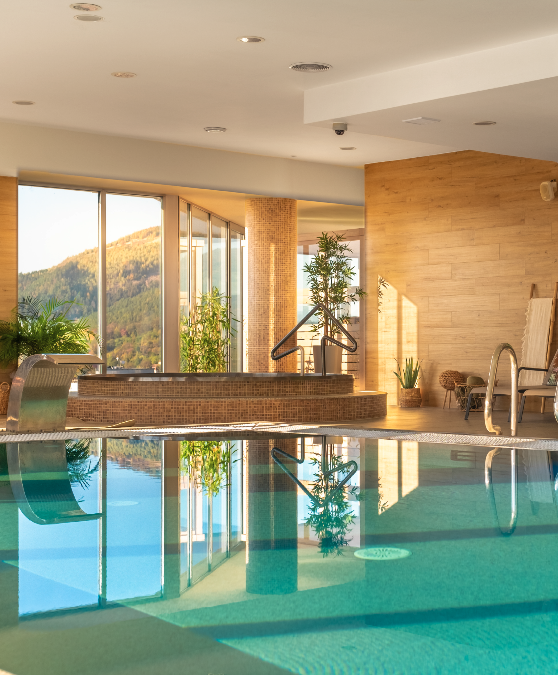 Indoor pool in the Holiday Inn Žilina wellness centre.